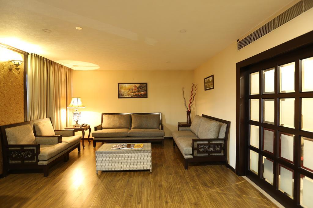 Hotel Atithi Гувахати Экстерьер фото