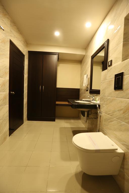 Hotel Atithi Гувахати Экстерьер фото